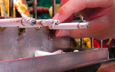 写真：煙草を奉納